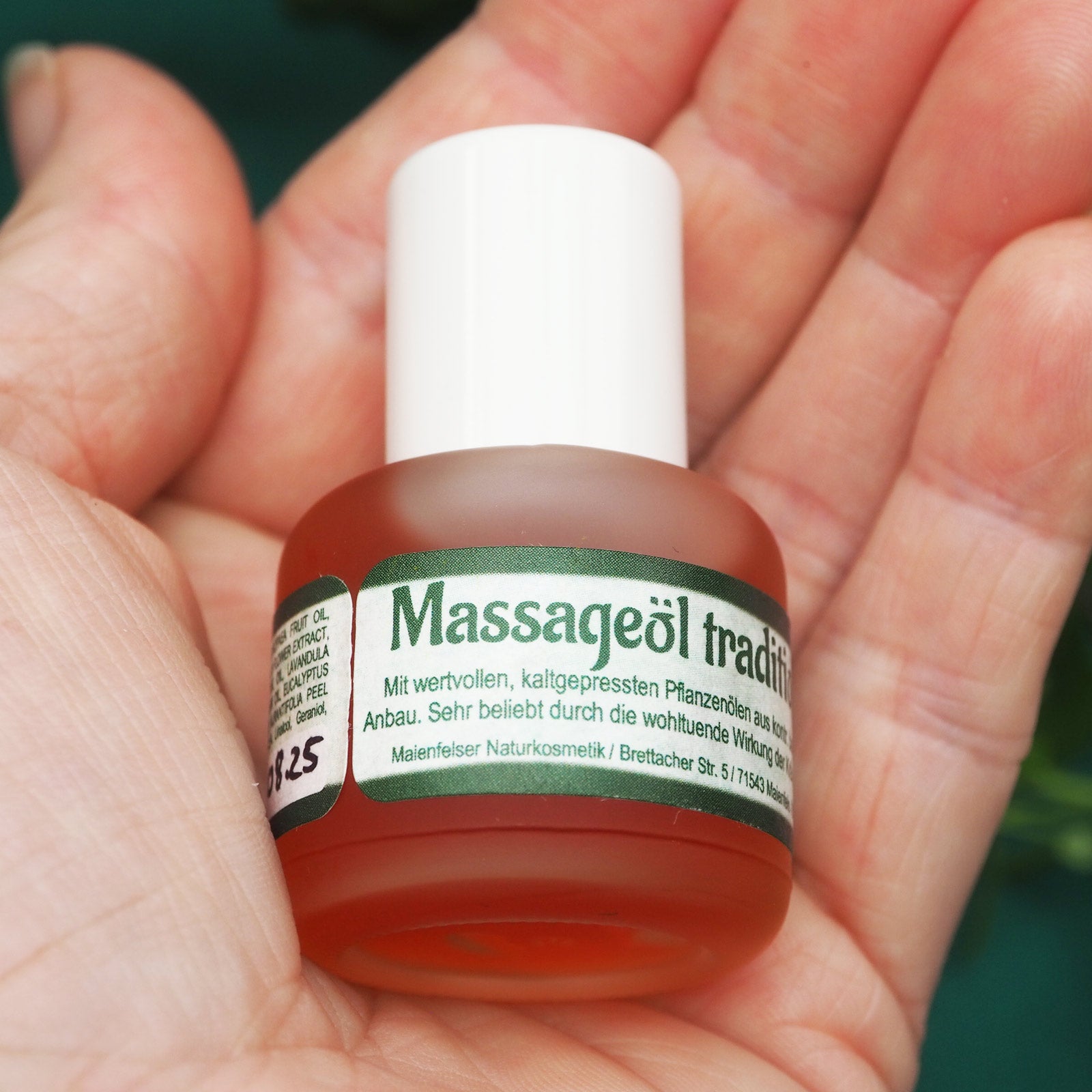 Massageöl traditionel 15ml liegend in einer geöffneten Hand