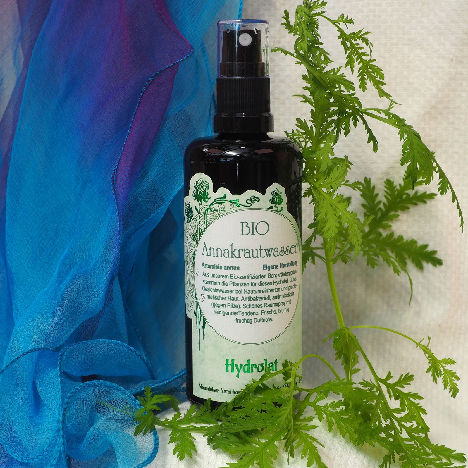 Zwischen Annakraut steht das Hydrolat 