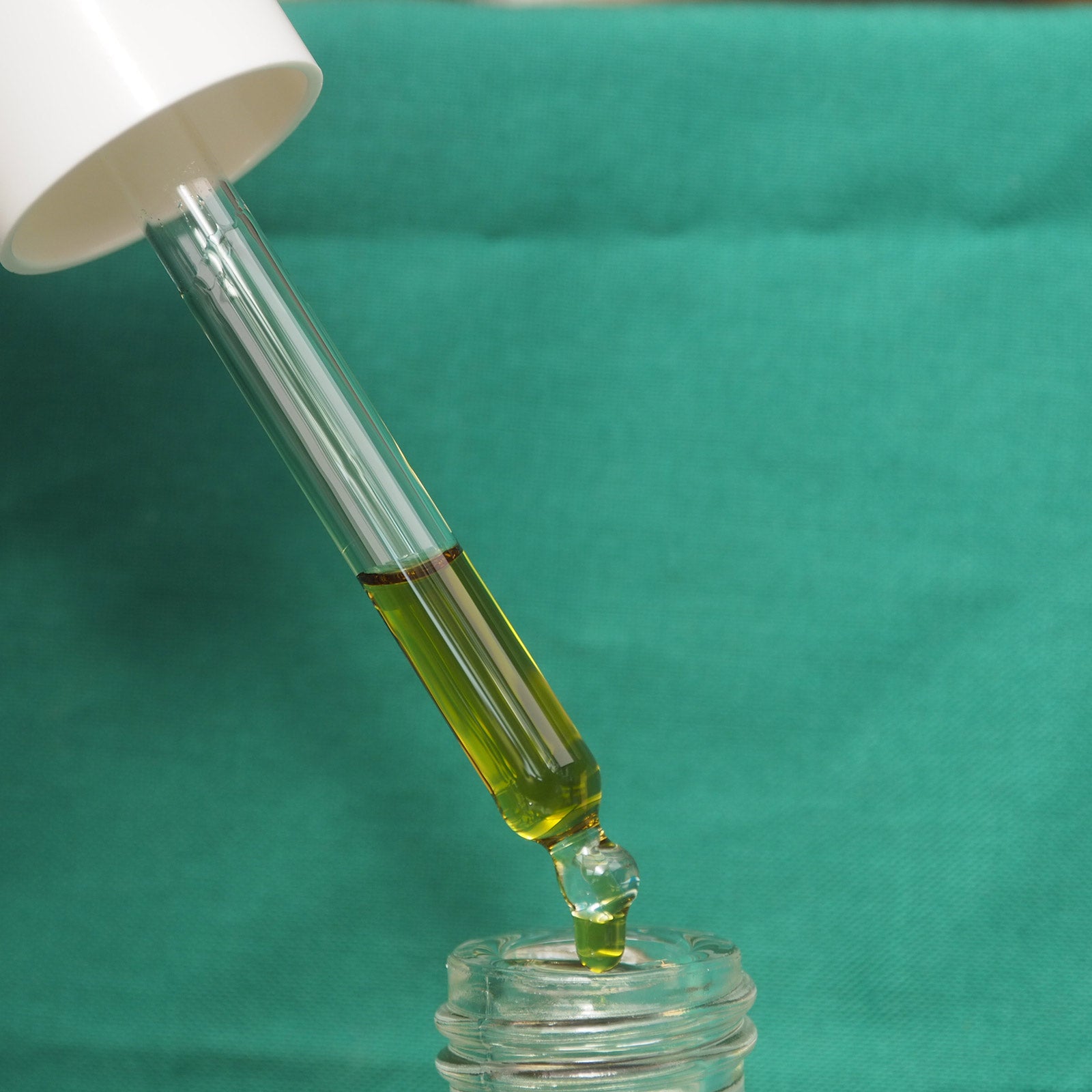 Pipettenverschluss gefüllt mit Ambora Gesichtsserum